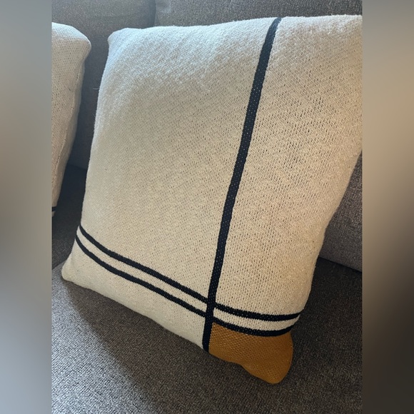 Pair of Simons Throw Cushions - Picture 2 of 3